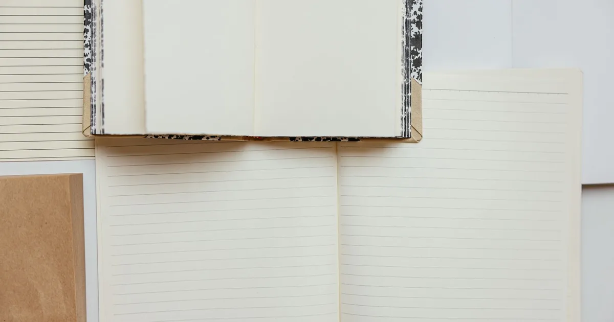 Pusty notes na biurku, symbol czystej karty przypisywanej zeru