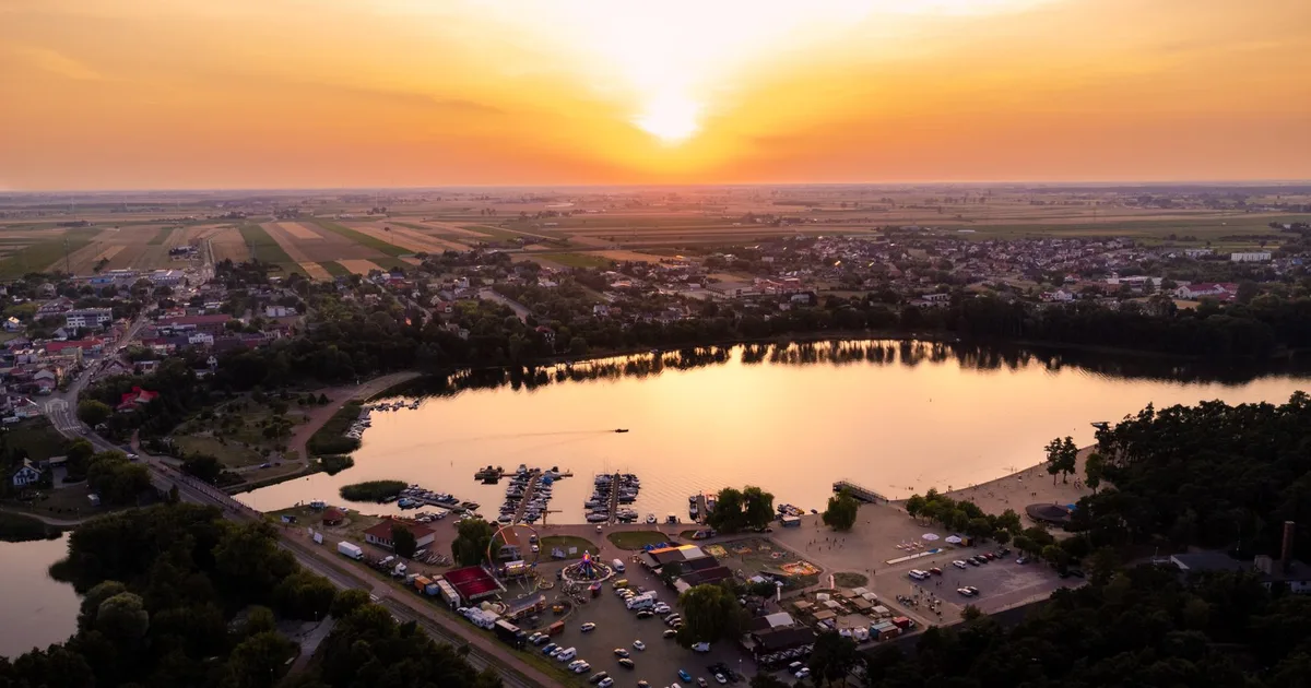 Zachód słońca nad jeziorem, symbol zamknięcia etapu kojarzonego z dziewiątką