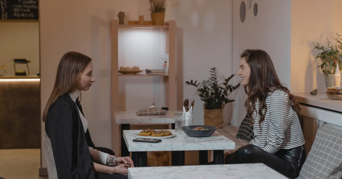 Przyjaciele rozmawiają w kawiarni, ekspresja i kontakt z ludźmi kojarzone z trójką