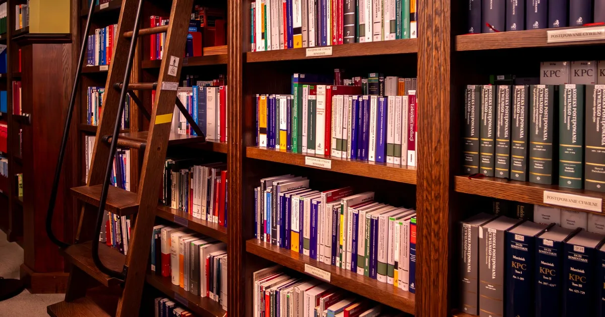 Książki w starej bibliotece, symbol wiedzy przypisywanej liczbie 777