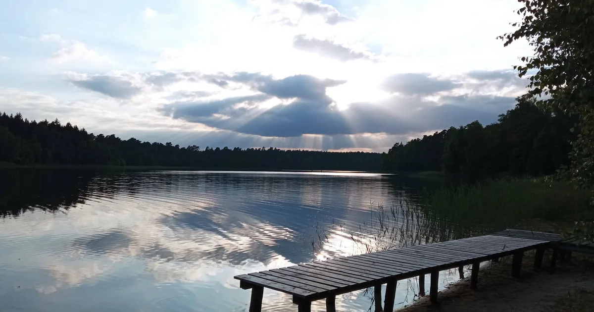 Drewniany pomost nad jeziorem, symbol wyciszenia i introspekcji kojarzonych z siódemką