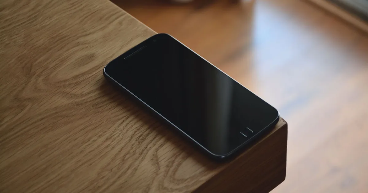 Telefon komórkowy na stole, symbol numeru telefonu liczonego w numerologii