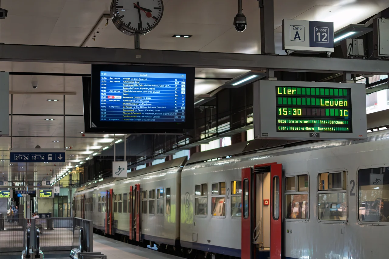 Peron dworca z tablicami odjazdów – nowe kierunki i podróże przypisywane rokowi osobistemu 5