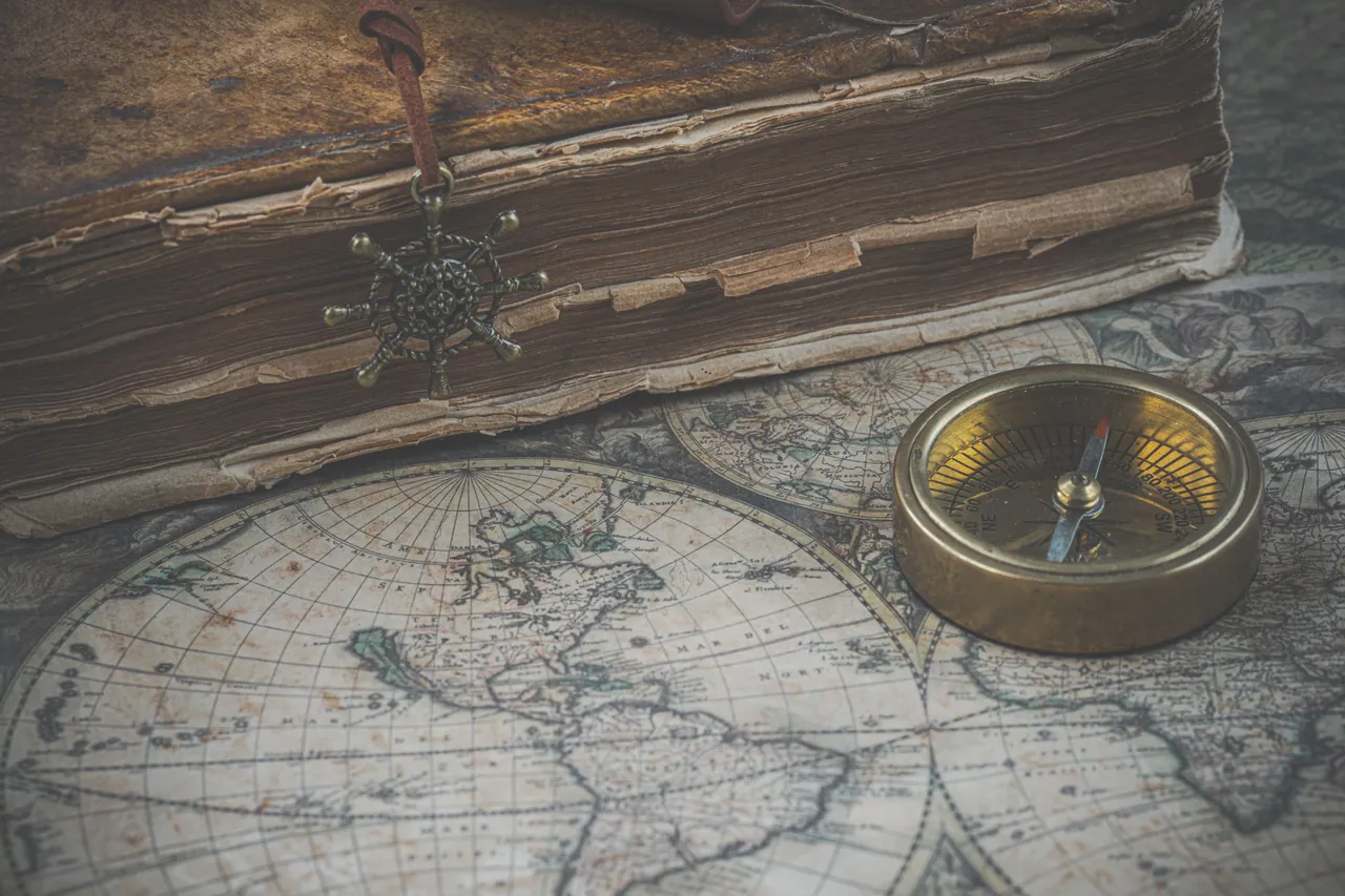 Stara mapa, kompas i dawna księga – źródła, z których wywodzą się dawne symbole astrologiczne