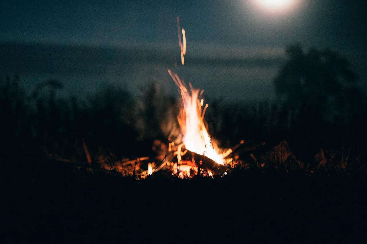 Ognisko pod pełnią Księżyca – ogień i niebo, żywioły i światła, które astrologia łączy ze znakami